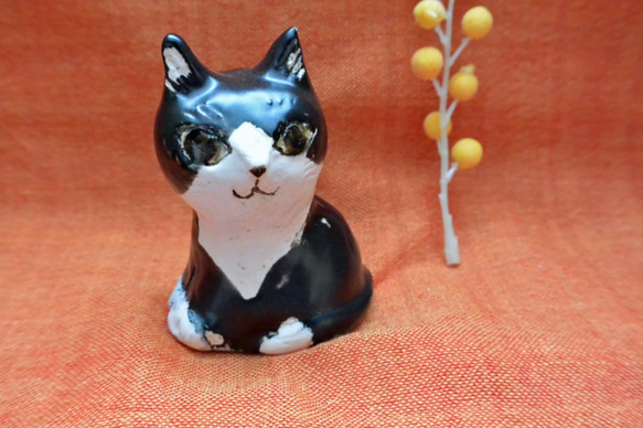 黒白ハチワレ猫　北欧風　かわいい顔のねこ　手作り陶芸　陶器の置物 2枚目の画像