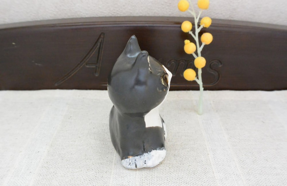 黒白ハチワレ猫　北欧風　かわいい顔のねこ　手作り陶芸　陶器の置物 4枚目の画像