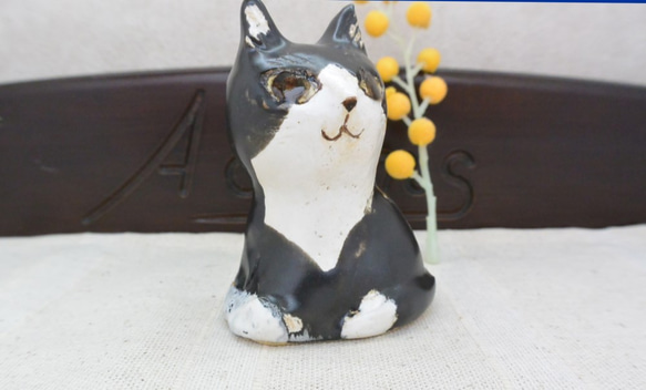 黒白ハチワレ猫　北欧風　かわいい顔のねこ　手作り陶芸　陶器の置物 5枚目の画像