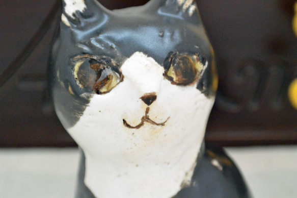 黒白ハチワレ猫　北欧風　かわいい顔のねこ　手作り陶芸　陶器の置物 8枚目の画像