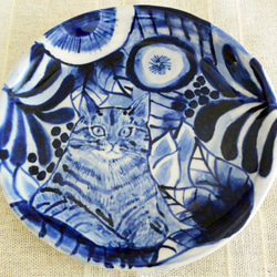 陶器の絵付 ネコのお皿　ブルーの植物柄　北欧風　キジトラ・猫・ネコ お皿たてつき 2枚目の画像