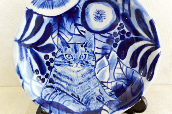 陶器の絵付 ネコのお皿　ブルーの植物柄　北欧風　キジトラ・猫・ネコ お皿たてつき 3枚目の画像