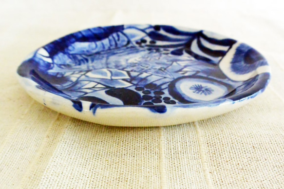 陶器の絵付 ネコのお皿　ブルーの植物柄　北欧風　キジトラ・猫・ネコ お皿たてつき 5枚目の画像