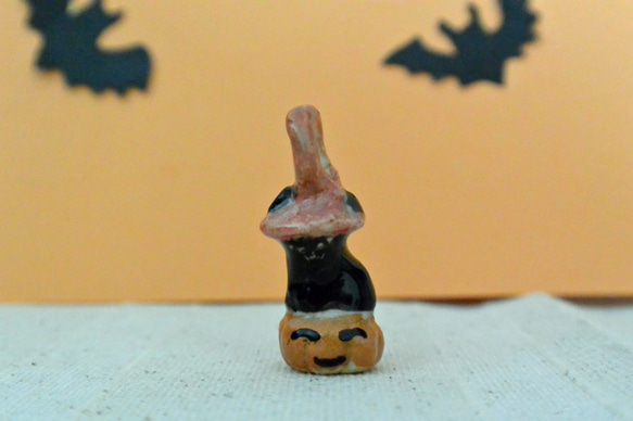 ハロウィン　立体黒猫とカボチャ　ペンダントトップやストラップに！　 手作り陶芸・陶器のねこ 1枚目の画像
