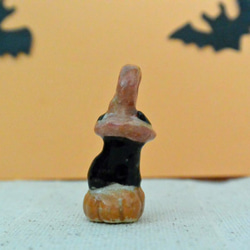 ハロウィン　立体黒猫とカボチャ　ペンダントトップやストラップに！　 手作り陶芸・陶器のねこ 2枚目の画像