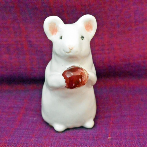 来年の干支！子年 ネズミ 赤い実を持っているA 白いねずみ 手作り陶芸