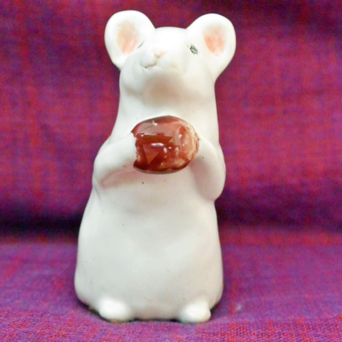 来年の干支！子年 ネズミ 赤い実を持っているA 白いねずみ 手作り陶芸