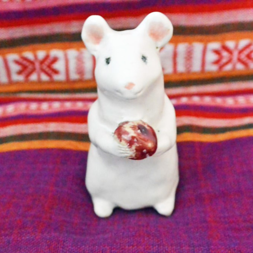 来年の干支！子年 ネズミ 赤い実を持っているC 白いねずみ 手作り陶芸