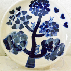 ネズミと植物柄のお皿　陶器の絵付 　ブルー　北欧風　ねずみ　小動物　お皿立て付 1枚目の画像