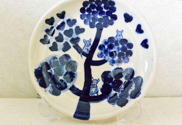 ネズミと植物柄のお皿　陶器の絵付 　ブルー　北欧風　ねずみ　小動物　お皿立て付 1枚目の画像