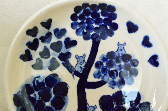 ネズミと植物柄のお皿　陶器の絵付 　ブルー　北欧風　ねずみ　小動物　お皿立て付 2枚目の画像