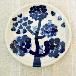 ネズミと植物柄のお皿　陶器の絵付 　ブルー　北欧風　ねずみ　小動物　お皿立て付 3枚目の画像