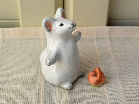 ワンダフル・ネズミ ミニ・フルーツ付 B 白いねずみ 小動物 手作り陶芸