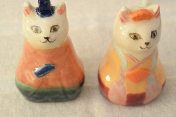 ひな人形　ネコのお雛様　白猫　カラフルおひなさま　手作り陶器・陶芸　ねこ　猫の置き物 3枚目の画像