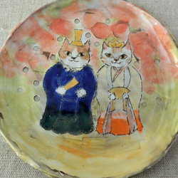 ひな人形　ネコのお雛様　カラフルな絵皿のおひなさま　茶と白のねこ・猫　お皿立て付き　手作り陶器・陶芸 2枚目の画像