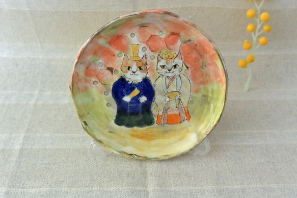 ひな人形　ネコのお雛様　カラフルな絵皿のおひなさま　茶と白のねこ・猫　お皿立て付き　手作り陶器・陶芸 3枚目の画像