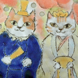 ひな人形　ネコのお雛様　カラフルな絵皿のおひなさま　茶と白のねこ・猫　お皿立て付き　手作り陶器・陶芸 1枚目の画像