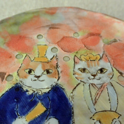 ひな人形　ネコのお雛様　カラフルな絵皿のおひなさま　茶と白のねこ・猫　お皿立て付き　手作り陶器・陶芸 4枚目の画像