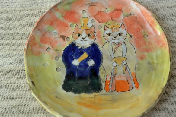 ひな人形　ネコのお雛様　カラフルな絵皿のおひなさま　茶と白のねこ・猫　お皿立て付き　手作り陶器・陶芸 5枚目の画像
