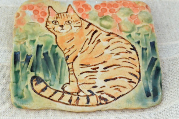 植物と猫　ネコの陶板　インテリア飾り・壁掛け　リラックス・トラ　手作り陶器・陶芸作品　植物柄 5枚目の画像