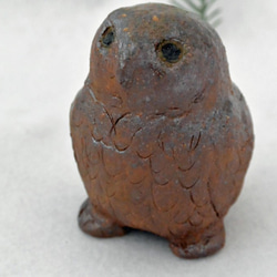 フクロウ　茶色のふくろう　渋めカラー　足つき　梟・鳥　手作り陶芸　陶器の置物 2枚目の画像