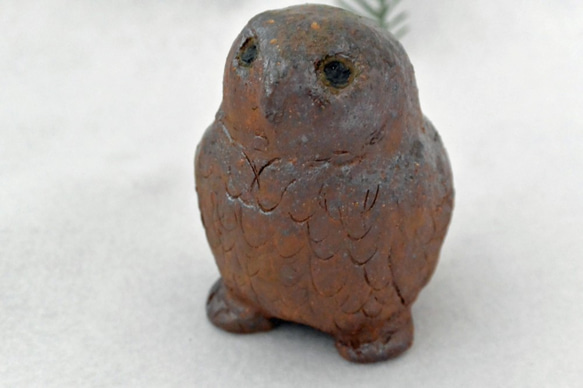 フクロウ　茶色のふくろう　渋めカラー　足つき　梟・鳥　手作り陶芸　陶器の置物 2枚目の画像