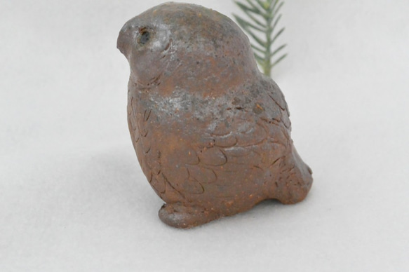 フクロウ　茶色のふくろう　渋めカラー　足つき　梟・鳥　手作り陶芸　陶器の置物 3枚目の画像