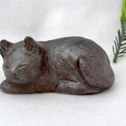 眠り猫　猫の置き物（大）　癒しネコ　渋めカラー　手作り陶芸　陶器の置物 2枚目の画像
