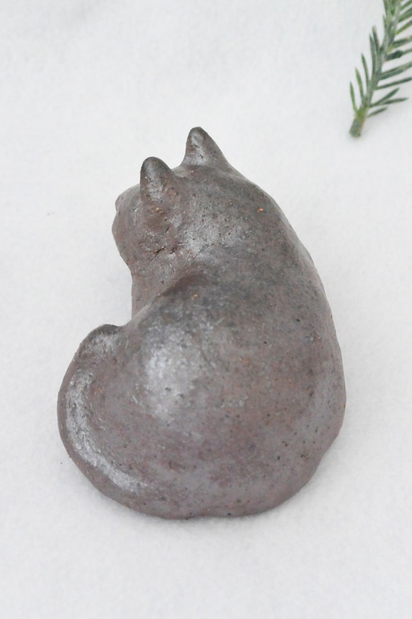 眠り猫　猫の置き物（大）　癒しネコ　渋めカラー　手作り陶芸　陶器の置物 3枚目の画像