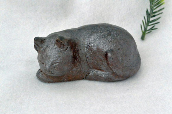 眠り猫　猫の置き物（大）　癒しネコ　渋めカラー　手作り陶芸　陶器の置物 5枚目の画像