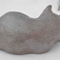 眠り猫　猫の置き物（大）　癒しネコ　渋めカラー　手作り陶芸　陶器の置物 6枚目の画像