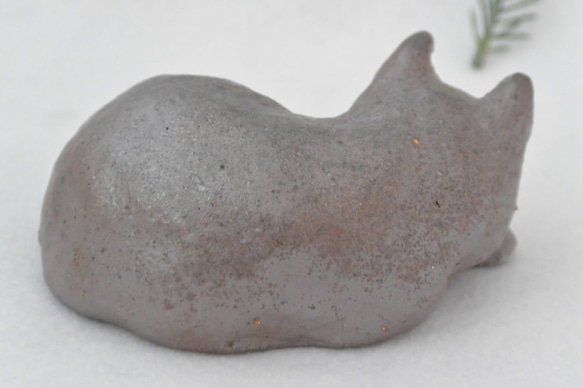 眠り猫　猫の置き物（大）　癒しネコ　渋めカラー　手作り陶芸　陶器の置物 6枚目の画像