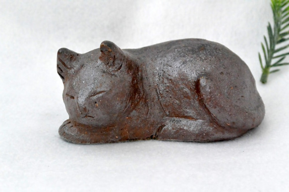眠り猫　猫の置き物（大）　癒しネコ　渋めカラー　手作り陶芸　陶器の置物 8枚目の画像