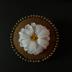 ふんわりマーガレット　ヴィンテージ風　リボン刺繍　ブローチ　-土- 2枚目の画像