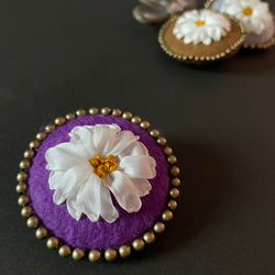 ふんわりマーガレット　ヴィンテージ風　リボン刺繍　ブローチ　-紫- 1枚目の画像