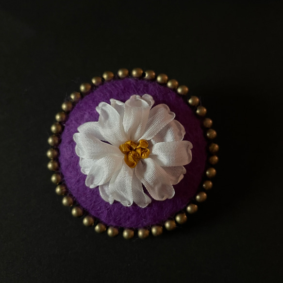 ふんわりマーガレット　ヴィンテージ風　リボン刺繍　ブローチ　-紫- 2枚目の画像