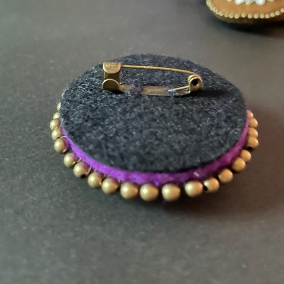 ふんわりマーガレット　ヴィンテージ風　リボン刺繍　ブローチ　-紫- 4枚目の画像
