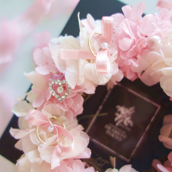 【ゼクシィ掲載商品】DT's Wedding “AMARRAR”（PINK）小さなリース型リングピロー 3枚目の画像