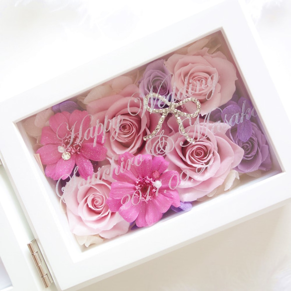 《名入れギフト☆メッセージ刻印》MEMORIES “Attacher” 華やかで可愛らしいピンクのフォトフレーム 2枚目の画像