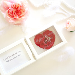 《名入れギフト☆メッセージ刻印》MEMORIES “LOVE” （RED）バラの花びらで仕上げたハートのフォトフレーム 2枚目の画像