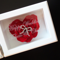 《名入れギフト☆メッセージ刻印》MEMORIES “LOVE” （RED）バラの花びらで仕上げたハートのフォトフレーム 3枚目の画像