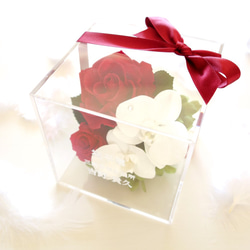 《名入れギフト☆メッセージ刻印》message ROSE “Bienvenue”　紅白のお祝いフラワーボックス 1枚目の画像