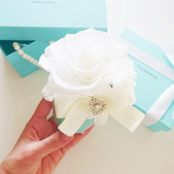 Design Flower  “Petit white flower” 上品ブルー×美しいホワイトローズのアレンジ 3枚目の画像