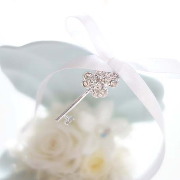 DT'ｓ wedding  "white key"　純白の小花と幸せの鍵のリングピロー 4枚目の画像