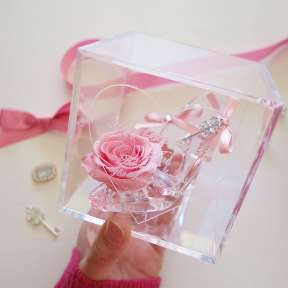 送料無料《名入れギフト☆メッセージ刻印》message ROSE “PINK KEY”　小さなシンデレラのガラスの靴 1枚目の画像