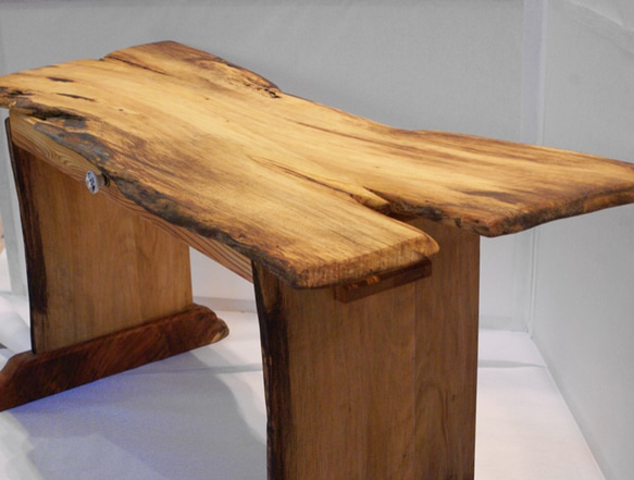【サイドテーブル・引き出し付き】カキ・ケヤキ製：樹皮を残して整えたテーブル 1枚目の画像
