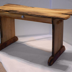 【サイドテーブル・引き出し付き】カキ・ケヤキ製：樹皮を残して整えたテーブル 2枚目の画像