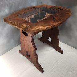 【テーブル】ケヤキ・アカ製：天板にガラスが入った、重厚感ある展示ミニテーブル 1枚目の画像