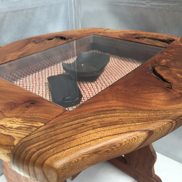 【テーブル】ケヤキ・アカ製：天板にガラスが入った、重厚感ある展示ミニテーブル 4枚目の画像