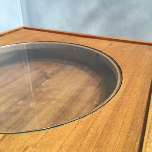 【テーブル】ケヤキ・キリ製：天板に円形のガラスの展示空間 脚も半月型の再サイドテーブル 3枚目の画像